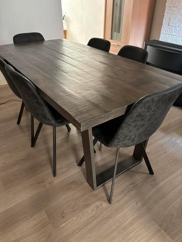 Mooie tafel met bij passende stoelen. beschikbaar voor biedingen