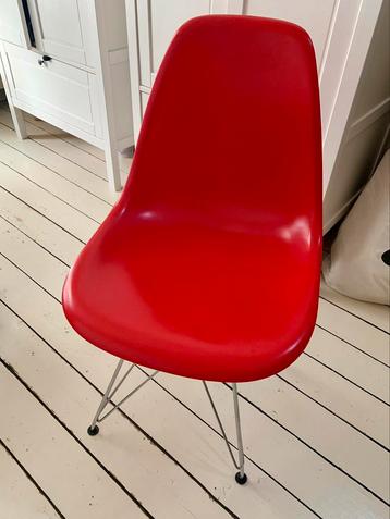 Eames rood replica beschikbaar voor biedingen