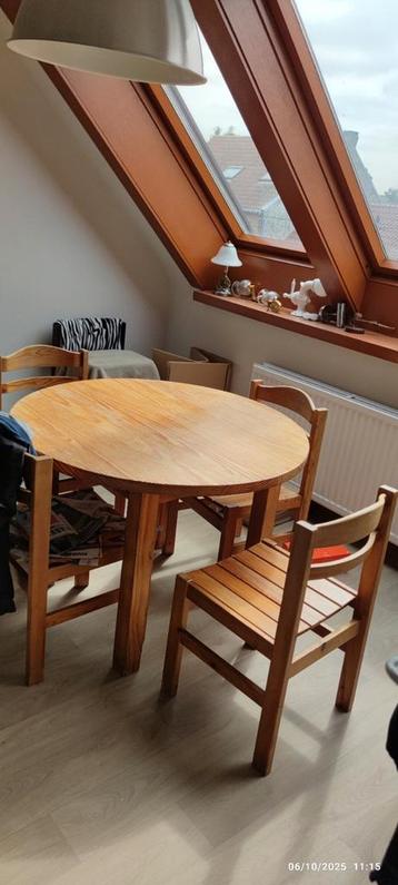 Eettafel + 4 stoelen  beschikbaar voor biedingen