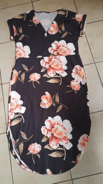 feestkleedje zwart met bloemen mt M beschikbaar voor biedingen
