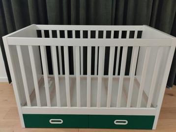 Babybed met 2 handige lades  beschikbaar voor biedingen