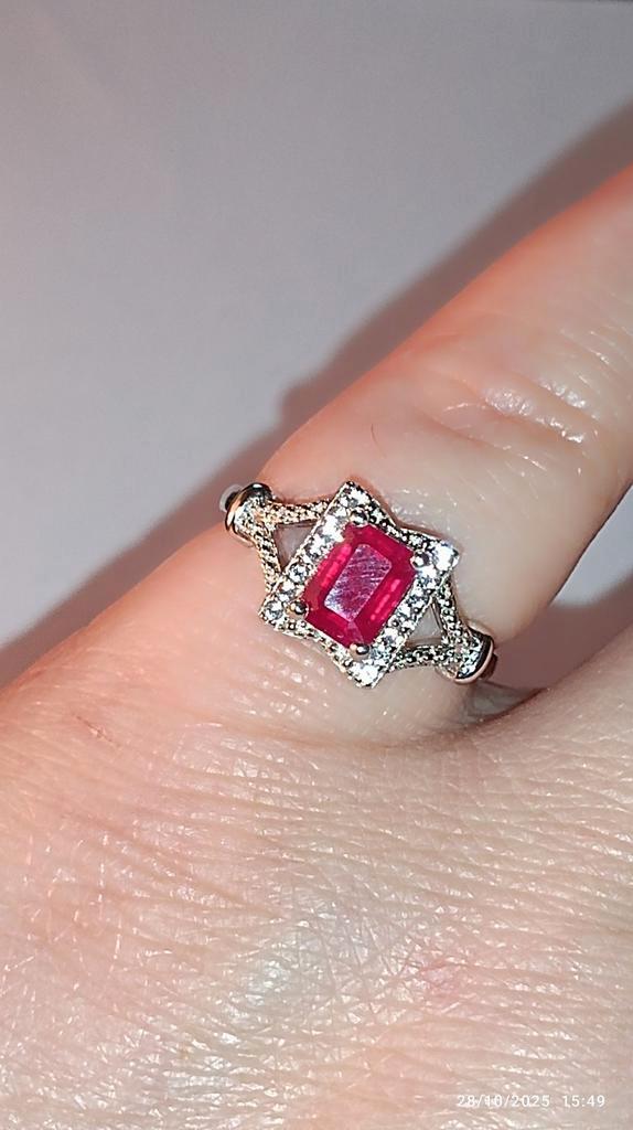 Sterling zilveren ring met Mozambikaanse robijn, Handtassen en Accessoires, Ringen, Nieuw, Dame, 18 tot 19, Rood, Zilver, Ophalen of Verzenden
