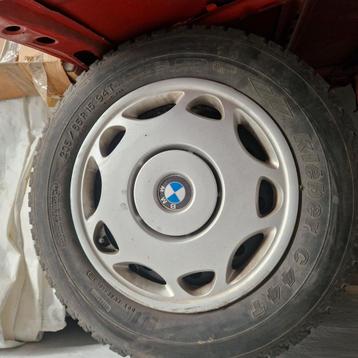 4 banden en velgen in zeer goede staat beschikbaar voor biedingen