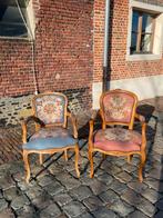 Vintage stoelen met geborduurde bloemen, Ophalen