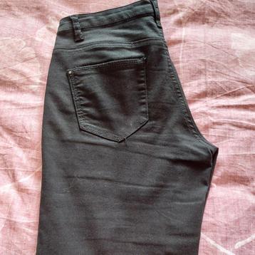 Zwarte lange broek  beschikbaar voor biedingen