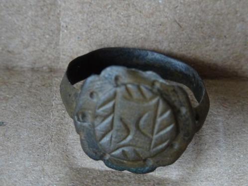 Bodemvondst ring middeleeuwen bronzen ring middeleeuwse ring, Antiek en Kunst, Antiek | Brons en Koper, Brons, Ophalen of Verzenden