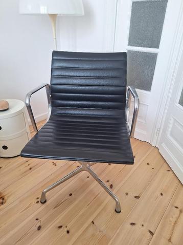 EA108 fauteuil van Charles & Ray Eames voor Vitra (leer), Huis en Inrichting, Ophalen of Verzenden, Gebruikt