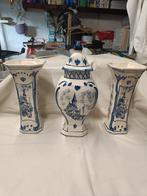 Schouwgarnituur in delfts3 stuks Hoogte 33 van pot deksel, Antiek en Kunst, Ophalen