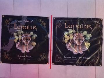 Drapeaux LUPULUS Vlag 2x, Enlèvement ou Envoi, Comme neuf, Panneau, Plaque ou Plaquette publicitaire, Autres marques