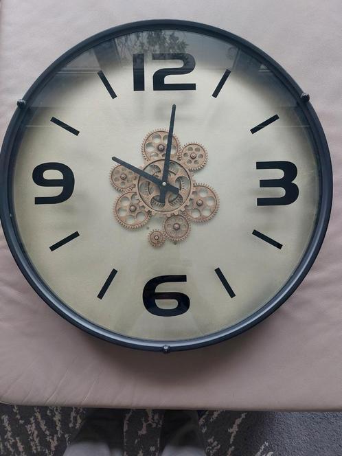 Prachtige wandklok in staal 60 cm diameter, Maison & Meubles, Accessoires pour la Maison | Horloges, Comme neuf, Horloge murale
