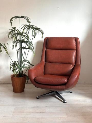 Chaise pivotante vintage Eggchair des années 1960/70 disponible aux enchères