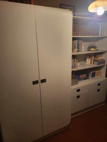 studentenslaapkamer witte kleur beschikbaar voor biedingen