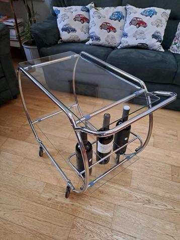 Vintage barwagen met chromen buizen en glazen plank  beschikbaar voor biedingen