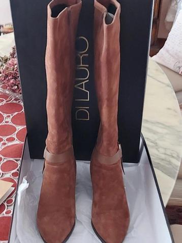 Nieuwe italiaanse laarzen in suede beschikbaar voor biedingen