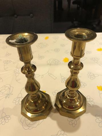 Bronzen kandelaars beschikbaar voor biedingen