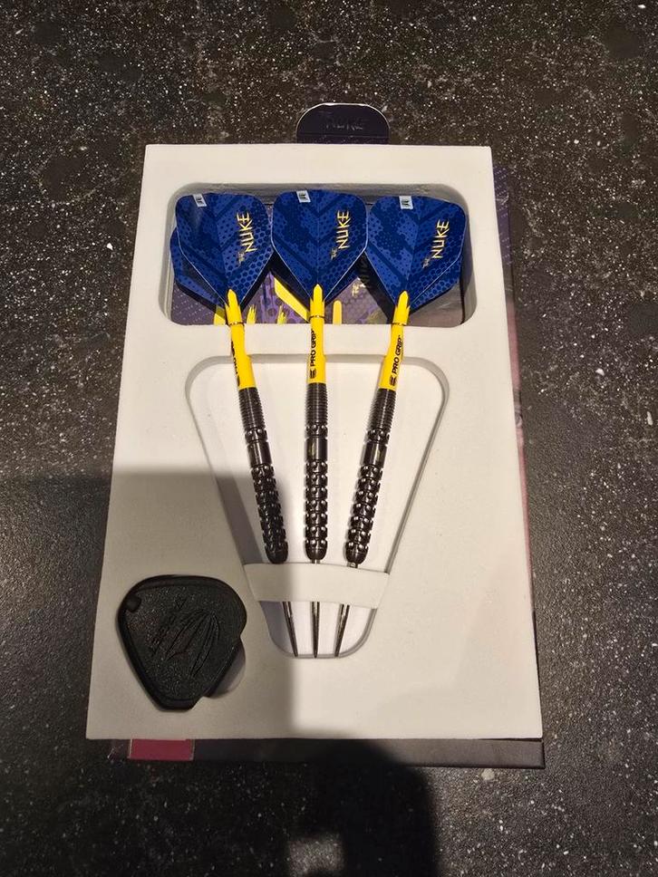 Luke "the nuke" Littler target gen1 swisspoint 24G, Sport en Fitness, Darts, Zo goed als nieuw, Pijlen, Ophalen of Verzenden