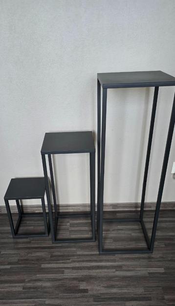 NIEUWE METALEN PLANTENTAFELS - SET VAN DRIE TAFELS beschikbaar voor biedingen