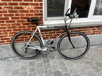 Sportive retrofiets met 14 versnellingen. beschikbaar voor biedingen