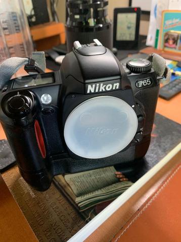 Nikon F65 et divers matériaux pour chambre noire disponible aux enchères