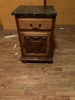 Twee houten nachttafels met groen marmer blad, Huis en Inrichting, Slaapkamer | Nachtkastjes, Ophalen, Gebruikt, 45 tot 65 cm