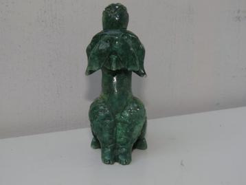 Pierre précieuse minérale verte de caniche vintage sculptée 