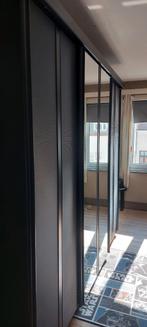 Blauwe kleerkast met spiegel en schuifdeuren, Huis en Inrichting, Kasten | Kleerkasten, Ophalen, Zo goed als nieuw