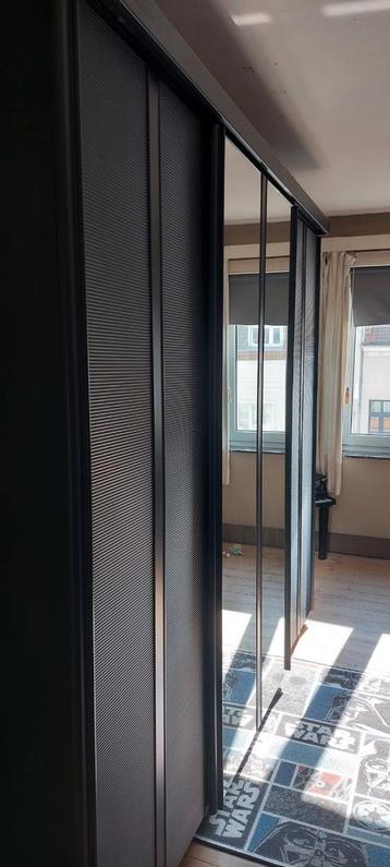 Blauwe kleerkast met spiegel en schuifdeuren beschikbaar voor biedingen