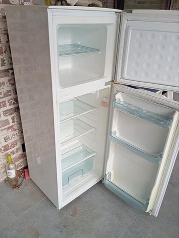 Réfrigérateur avec compartiment congélateur, très bon état.
