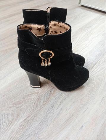 6 paar schoenen/laarzen maat 38/38 €39 beschikbaar voor biedingen