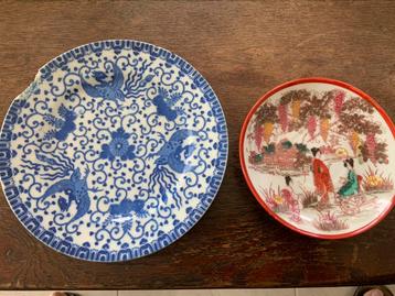 Twee Aziatische schotels met tas beschikbaar voor biedingen