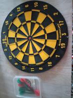 Darts-bord met pijlen. Dee Bee Made in England, Sport en Fitness, Darts, Ophalen, Pijlen