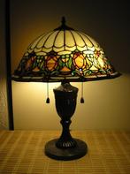 Tiffany tafellamp met mooi kleurenpatroon, Enlèvement ou Envoi