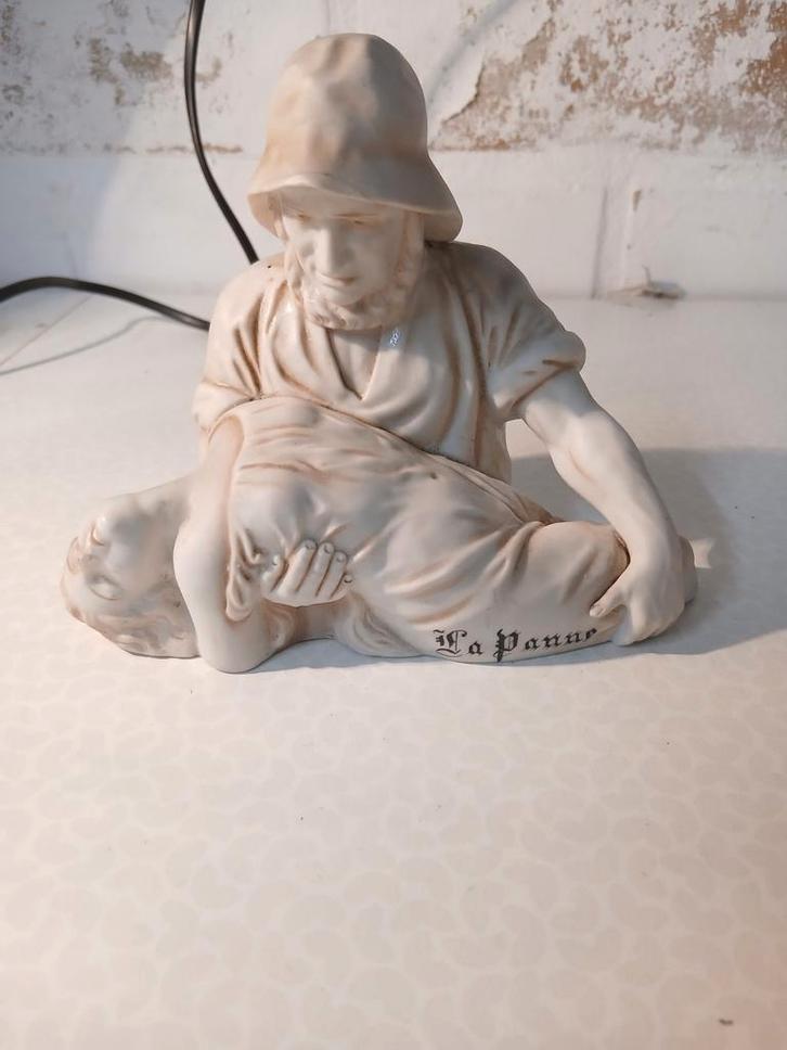 Porceleine beeld  visser met dame " la panne", Verzamelen, Beelden en Beeldjes, Ophalen