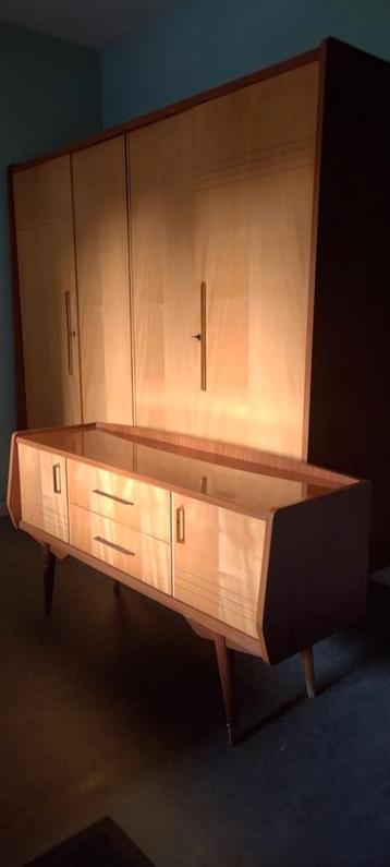 Vintage V-form kleerkast met commode  beschikbaar voor biedingen