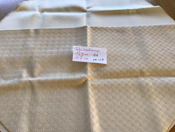 2 tafelbeschermers anti slip 123 cm op 107 cm en 2 andere, Huis en Inrichting, Keuken | Textiel, Zo goed als nieuw, Ophalen of Verzenden