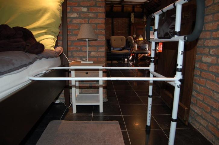 Bed-opsta-hulp voor senioren, Huis en Inrichting, Slaapkamer | Bedden, Nieuw, Ophalen