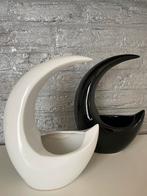 2 identieke bloempotten - halve maanvorm, Tuin en Terras, Bloempotten, Overige materialen, Binnen, Ophalen of Verzenden, Zo goed als nieuw