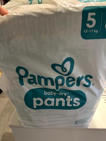 Lot de Pampers taille 5 - 150 Pants + 40 langes Babydry disponible aux enchères