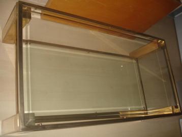 Mooie salontafel met 2 geslepen glazen bladen beschikbaar voor biedingen