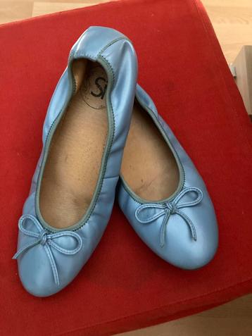 Ballerines en cuir bleu clair 