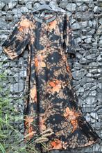 M282. Robe longue noire à fleurs – Taille 50, Enlèvement, Comme neuf, Taille 46/48 (XL) ou plus grande, Autres couleurs