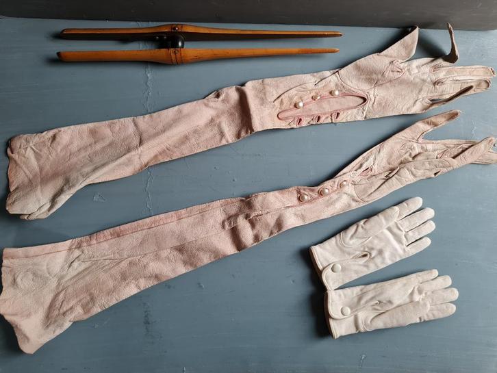 2 x Victorian party gloves + kids gloves + stretcher theater, Antiek en Kunst, Antiek | Kleding en Textiel, Dames, Kinderen, Ophalen of Verzenden