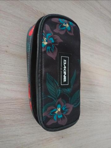 Bloemenpennenzak van Dakine beschikbaar voor biedingen