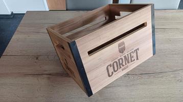 Houten bierkrat met tussenverdeling in karton. beschikbaar voor biedingen