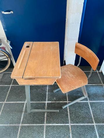 Antieke schoolbank met stoel beschikbaar voor biedingen