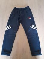 Donker blauwe trainingsbroek Adidas 140, Broek, Adidas, Jongen of Meisje, Ophalen of Verzenden