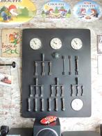 Metalen bord met schakelaars en 3 klokken, Huis en Inrichting, Ophalen, Zo goed als nieuw, Analoog, Wandklok