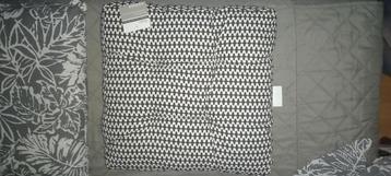 Deux coussins oreillers neufs confortables avec étiquettes., Neuf, Gris, Carré