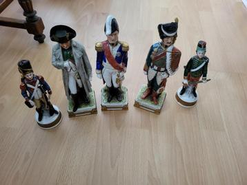 Vijf porseleinen  beeldjes van Napoleon figuren beschikbaar voor biedingen