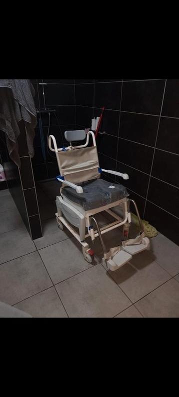 Verstelbare douchestoel voor mensen met beperkte mobiliteit